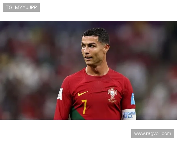 球迷疯狂冲入场内抢夺C罗球衣引发热议的欧冠奇观 球迷疯狂冲入场内抢夺C罗球衣引发热议的欧冠奇观