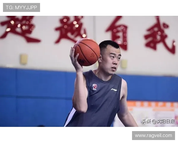 韩德君：从篮球新星到CBA传奇的成长之路与辉煌成就